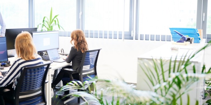 Zwei Frauen arbeiten am Schreibtisch